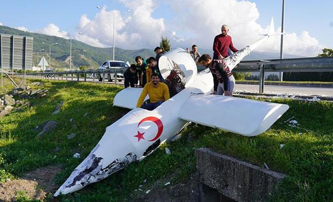 Sosyal medya fenomeni, tasarladığı maket uçakla şarampole devrildi