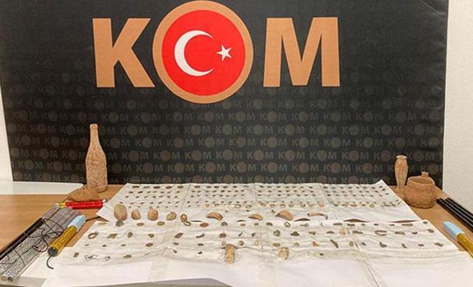 Evinde, M.Ö. 400 yılına ait olduğu değerlendirilen 'gözyaşı şişeleri' bulundu