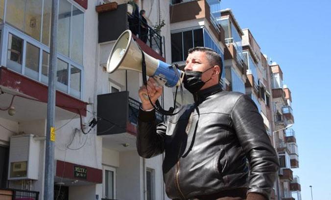Muhtar elinde megafonla, mahalleliye koronavirüs uyarısı yapıyor