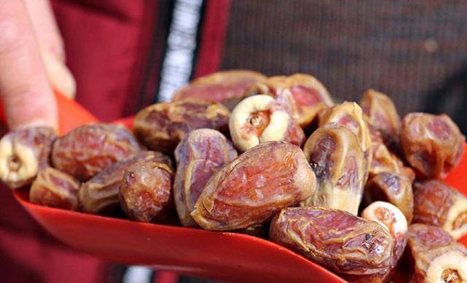 'Şeker oranı düşük hurmaları, glikoz şuruplu suya batırıyorlar'