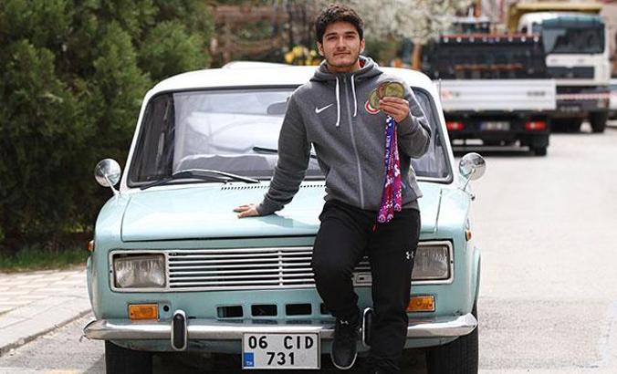 Şampiyon halterci, sporcu maaşını biriktirerek 'Serçe' araba aldı