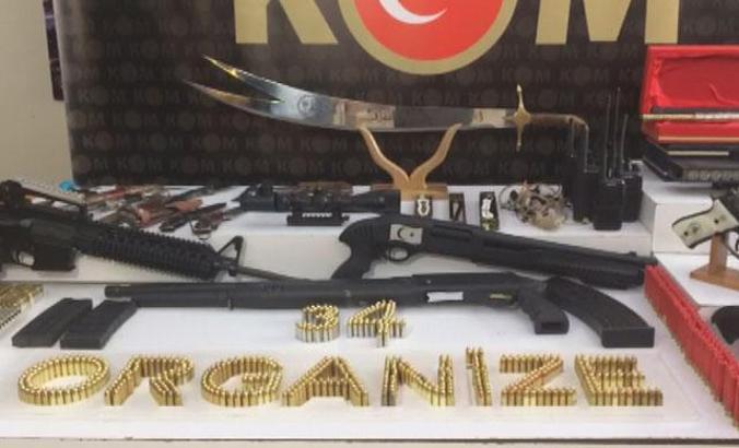 Sedat Peker operasyonunda ele geçirilenler emniyette sergileniyor