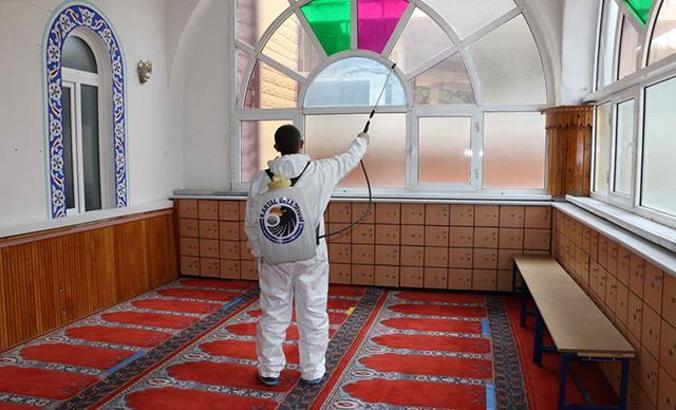 Cuma namazı öncesi Kartal’daki camilerde detaylı temizlik yapıldı