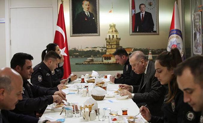 Cumhurbaşkanı Erdoğan polislerle iftar yaptı