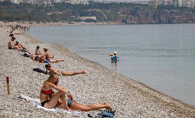 Kısıtlamadan muaf turistlerin sahil keyfi