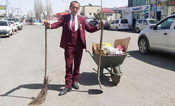 Göle'nin cadde ve sokaklarını 21 yıldır takım elbiseyle temizliyor