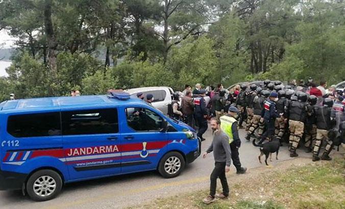 Akbük Koyu'nda gergin yıkım