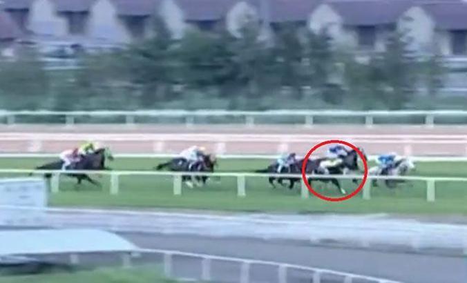 Yarış sırasında korkunç kaza; Attan düşen jokeyin durumu ciddiyetini koruyor