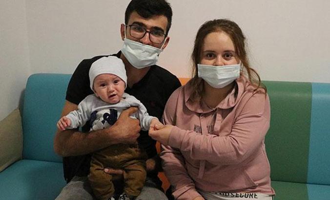 5 ay bağırsağı dışarıda yaşayan Emirhan bebek, sağlığına kavuştu