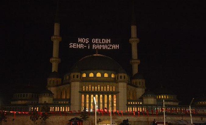 Taksim'de yapımı devam eden camiye Ramazan mahyası yakıldı