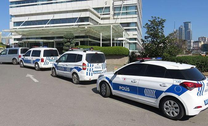 Kripto para dolandırıcılığı iddiasıyla ilgili şirket merkezinin bulunduğu binaya polis geldi