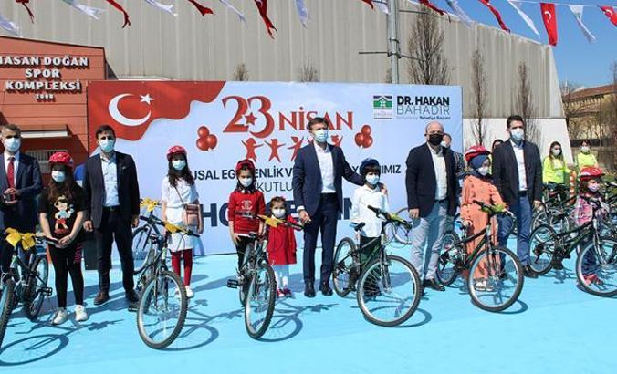 23 Nisan’a özel çocuklara 23 bisiklet hediye edildi