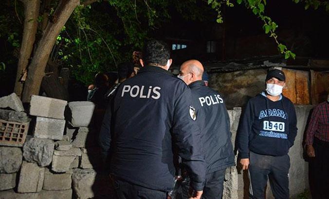 Evin bahçesinde tartıştığı babası ve ağabeyini bıçaklayarak öldürdü