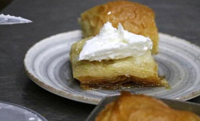 Afyon’da eskiden kız evinden erkek evine gönderilen kaymaklı baklavaya ilgi arttı