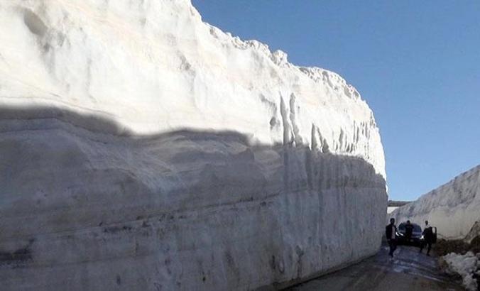 Kurtik Dağı'nda nisan sonu kar kalınlığı 6 metre