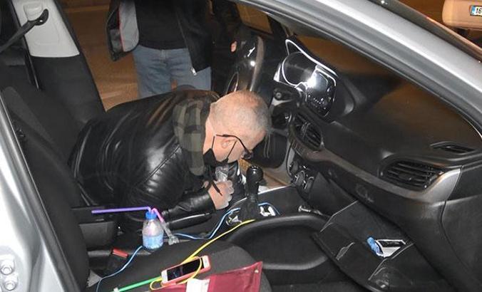 Uyuşturucu bulunan otomobille uygulamadan kaçarken polise aracına çarptılar