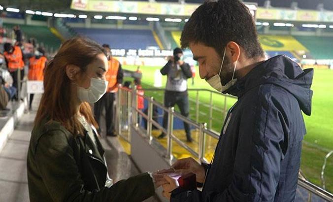 Stadyumda evlilik teklifi