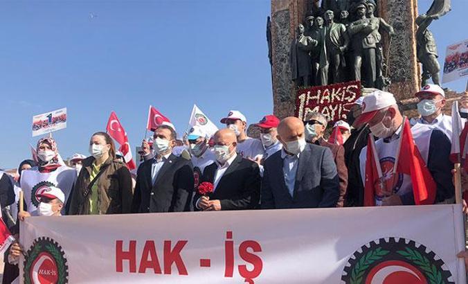 HAK-İŞ, Taksim Cumhuriyet Anıtı'na çelenk bıraktı