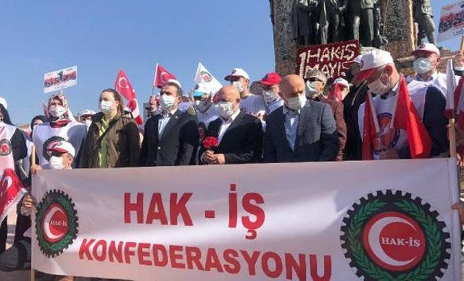 Sendikalar 1 Mayıs'ta Taksim Cumhuriyet Anıtı'na çelenk bıraktı