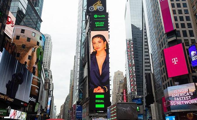 Melike Şahin, New York Times Meydanı’nda