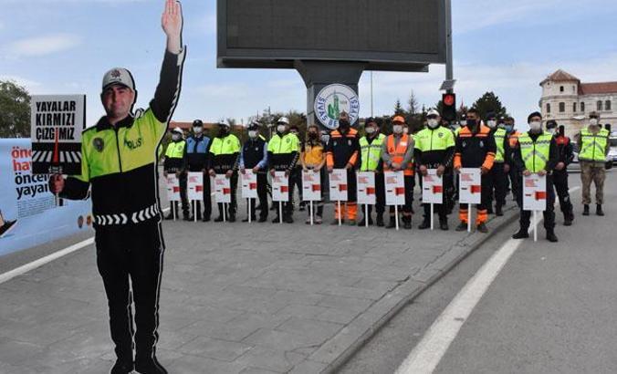 Sivas'ta yaya geçitlerinde 'maket polis' uygulaması
