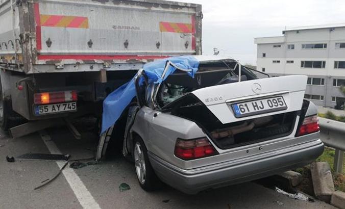 Yeni aldığı otomobille TIR'a çarpan sürücü, hayatını kaybetti