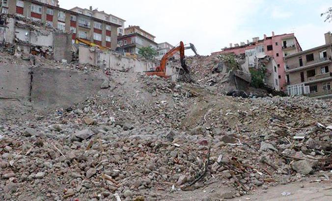 Ankara'da 900 kişinin evsiz kaldığı mahallede 7 bina daha yıkıldı