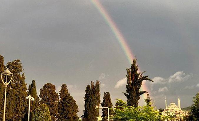İstanbul'da gökkuşağı kartpostallık görüntü oluşturdu
