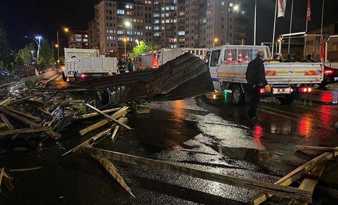 Sivas'ta şiddetli rüzgar çatıları uçurdu