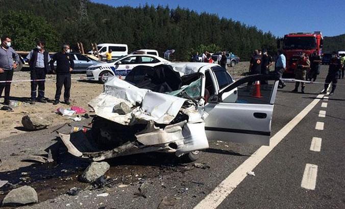 Otomobil kamyona çarptı: Aynı aileden 4 ölü