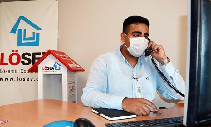 Lösemiyi atlatan Halil, LÖSEV bünyesinde çalışarak diğer hastalara umut oluyor