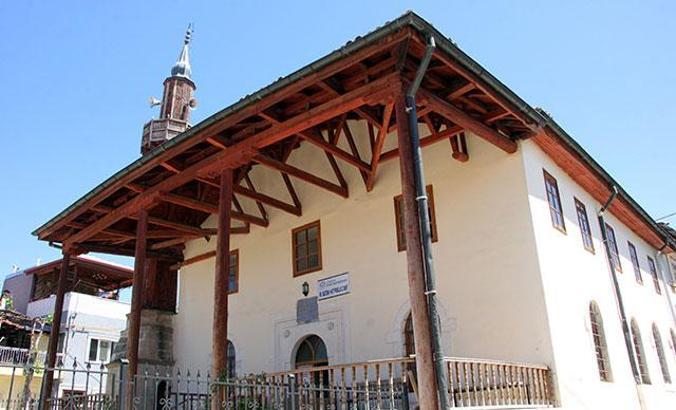 7 büyüklüğündeki depremde yıkılmayan tek cami