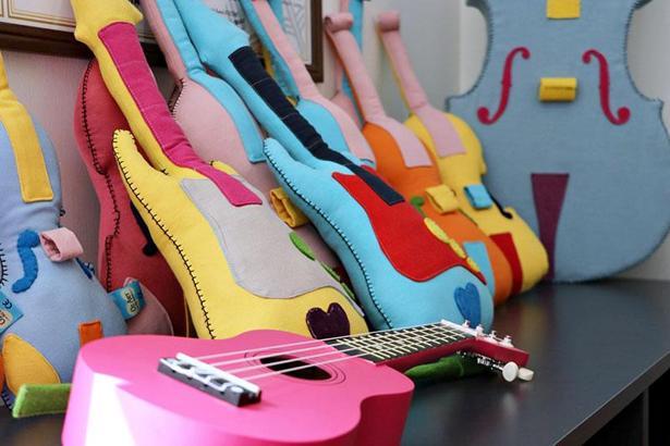 Çocuklara pelüş enstrümanlarla müzik eğitimi