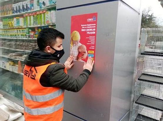 Lösemi tedavisi olurken aldığı doğum günü kartı hayatını değiştirdi