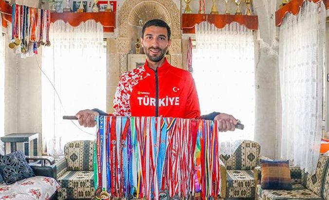 Madalyalı maratoncu Mardin'in merdivenli sokaklarında antrenman yapıyor