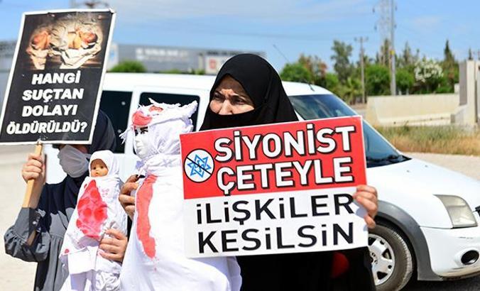 ABD Konsolosluğu önünde 'kanlı oyuncak bebek' ile İsrail protestosu