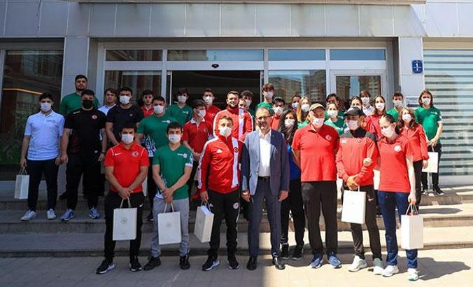 Bakan Kasapoğlu’ndan olimpik ve paralimpik sporculara bayram ziyareti