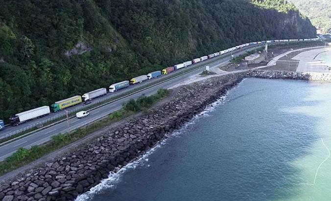 Sarp Sınır Kapısı’nda 15 kilometrelik TIR kuyruğu