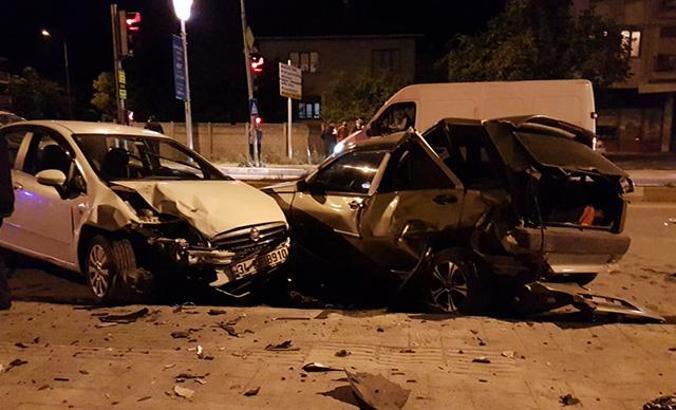 Sapanca’da kavşakta zincirleme kaza: 5 yaralı