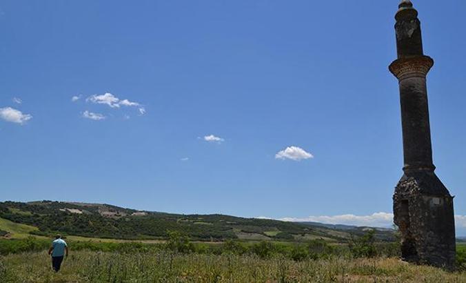 Demirköprü Barajı'nda sular çekildi 95 yılık caminin minaresi göründü