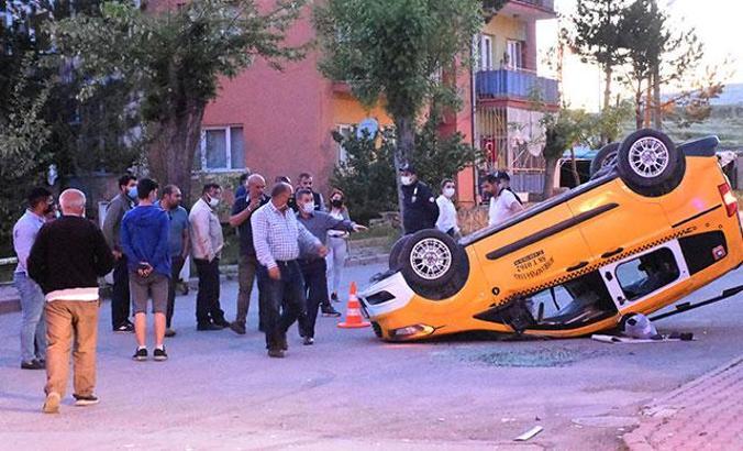Sivas'ta taksi ile otomobil çarpıştı: 7 yaralı