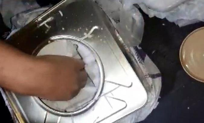 Kaçak telefonları, otobüs bagajındaki peynir tenekesine gizlemişler