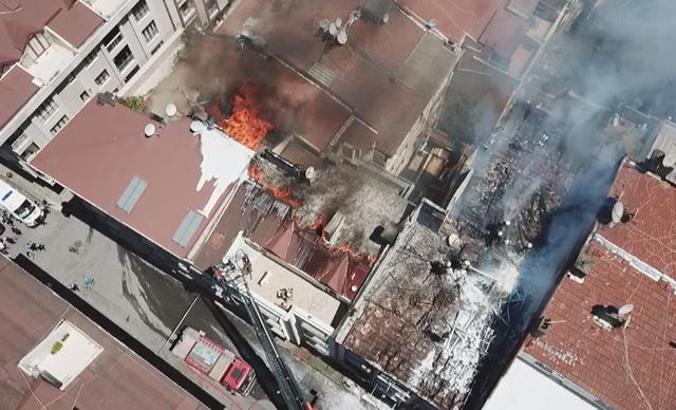 Rami'de binanın çatısı alev alev yanıyor