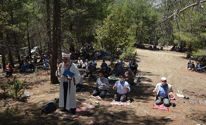 Antalya'da mahalleli yağmur duasına çıktı