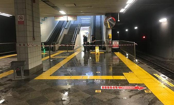 Aksaray Metro İstasyonu'nun tavanı aktı