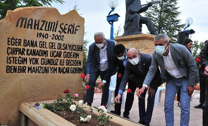 Aşık Mahzuni Şerif, mezarı başında anıldı