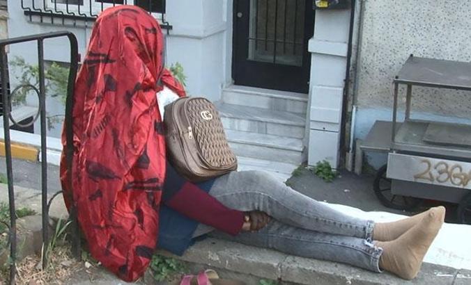 Beyoğlu'nda gizemli Afrikalı kadın; 5 gündür oturduğu duvardan kalkmadı