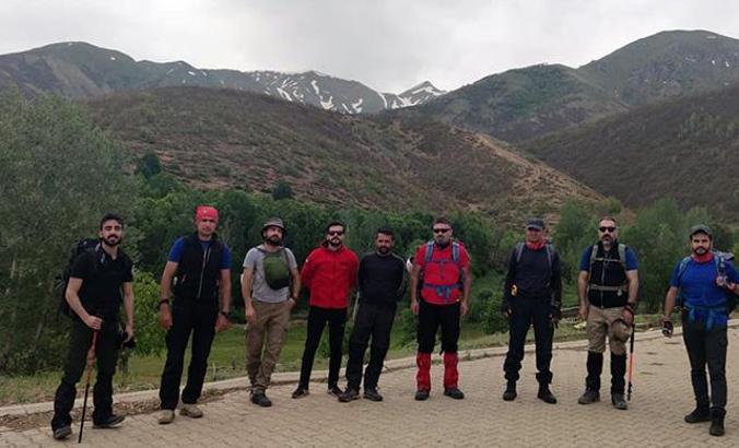 Huzura dikkat çekip, Şeytan Dağı'na yürüdüler