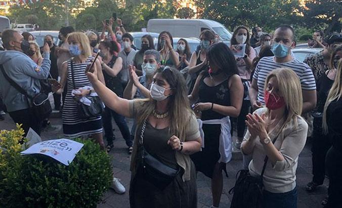 Bahçeşehir' de kürekle öldürülen kedi yavruları için eylem