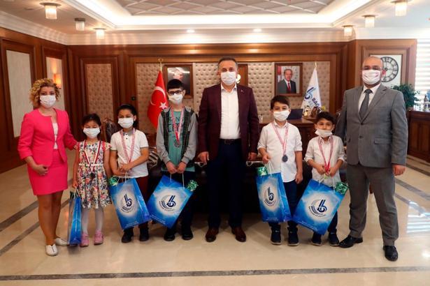 Online satrancın şampiyonları ödüllerine kavuştu